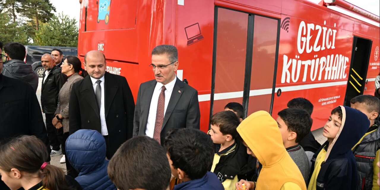 Vali Aydın Baruş, gezici kütüphanede çocuklarla bir araya geldi