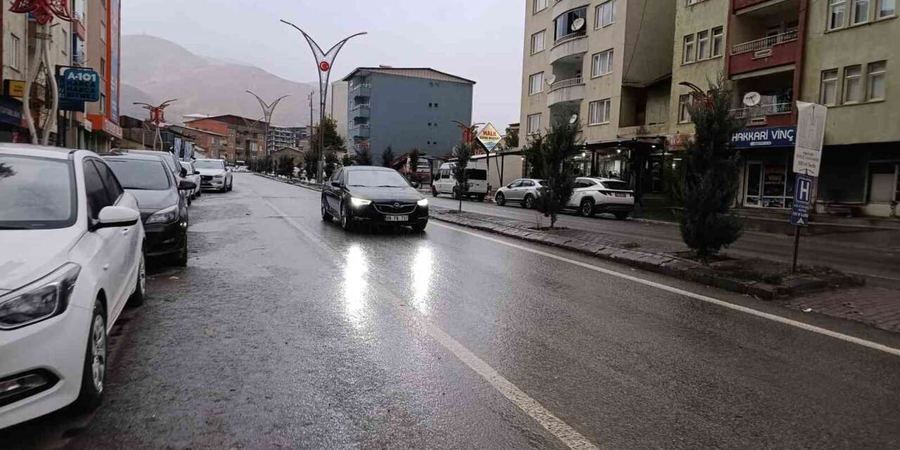 Hakkari’de sağanak yağış etkisini sürdürüyor