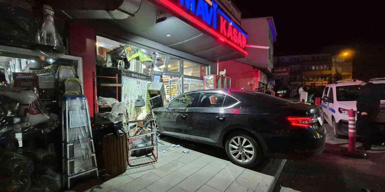 Sarıkamış’ta kontrolden çıkan otomobil iş yerine girdi