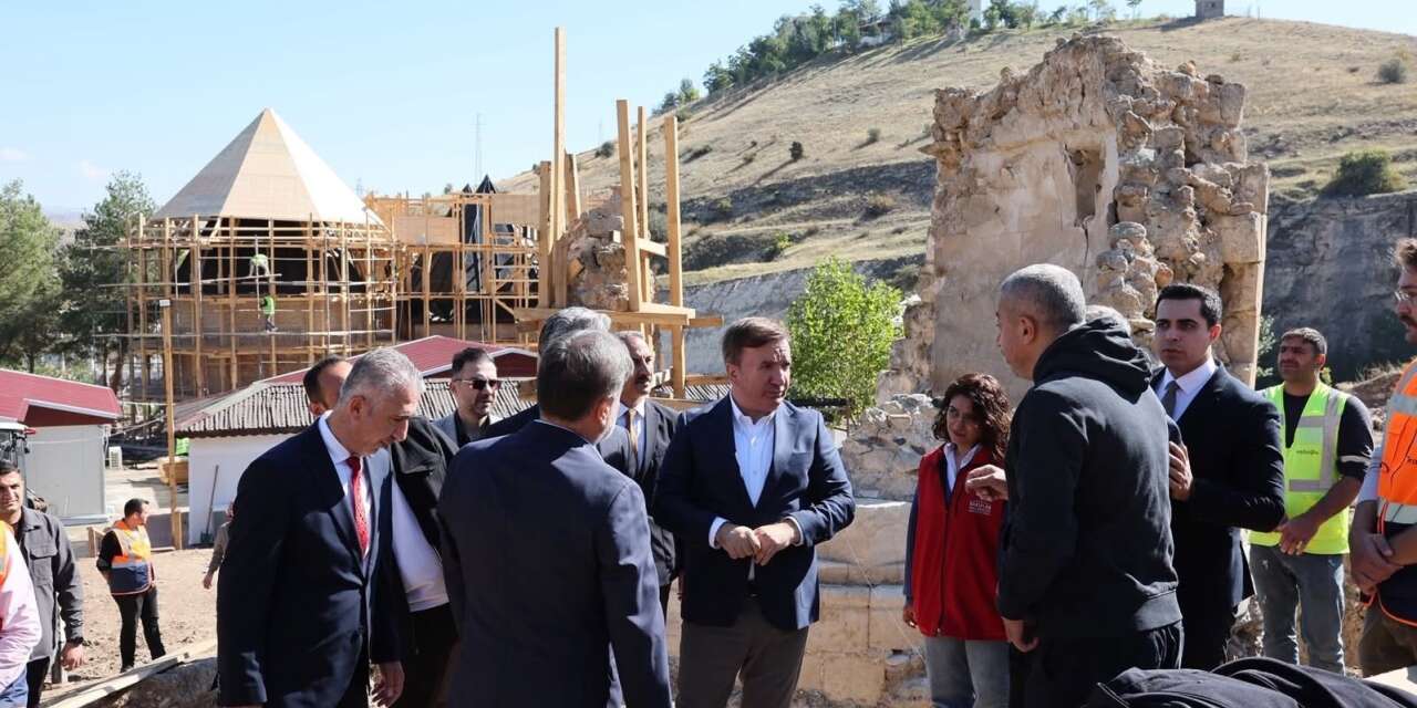 Kemah Sultan Melik Türbesi’ndeki restorasyon çalışmaları incelendi