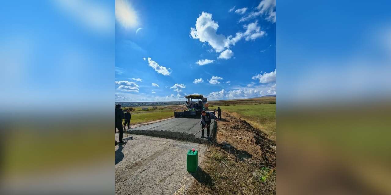 Susuz Kırçiçeği köyünde 1,5 kilometrelik beton yol çalışması başladı