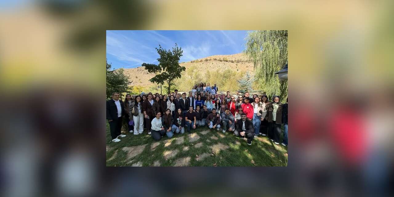 Rektör Kuyrukluyıldız, Eczacılık Fakültesi öğrencileriyle buluştu