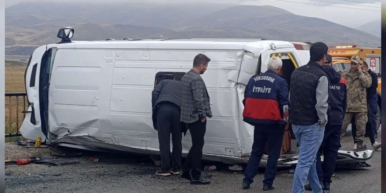 Yüksekova’da öğrenci servisi devrildi: 10 yaralı