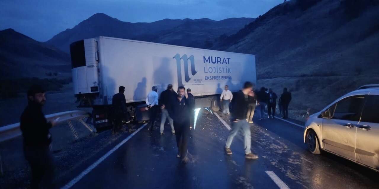 Tır kaza yaptı: Yüksekova-Van karayolunda onlarca araç yolda mahsur kaldı