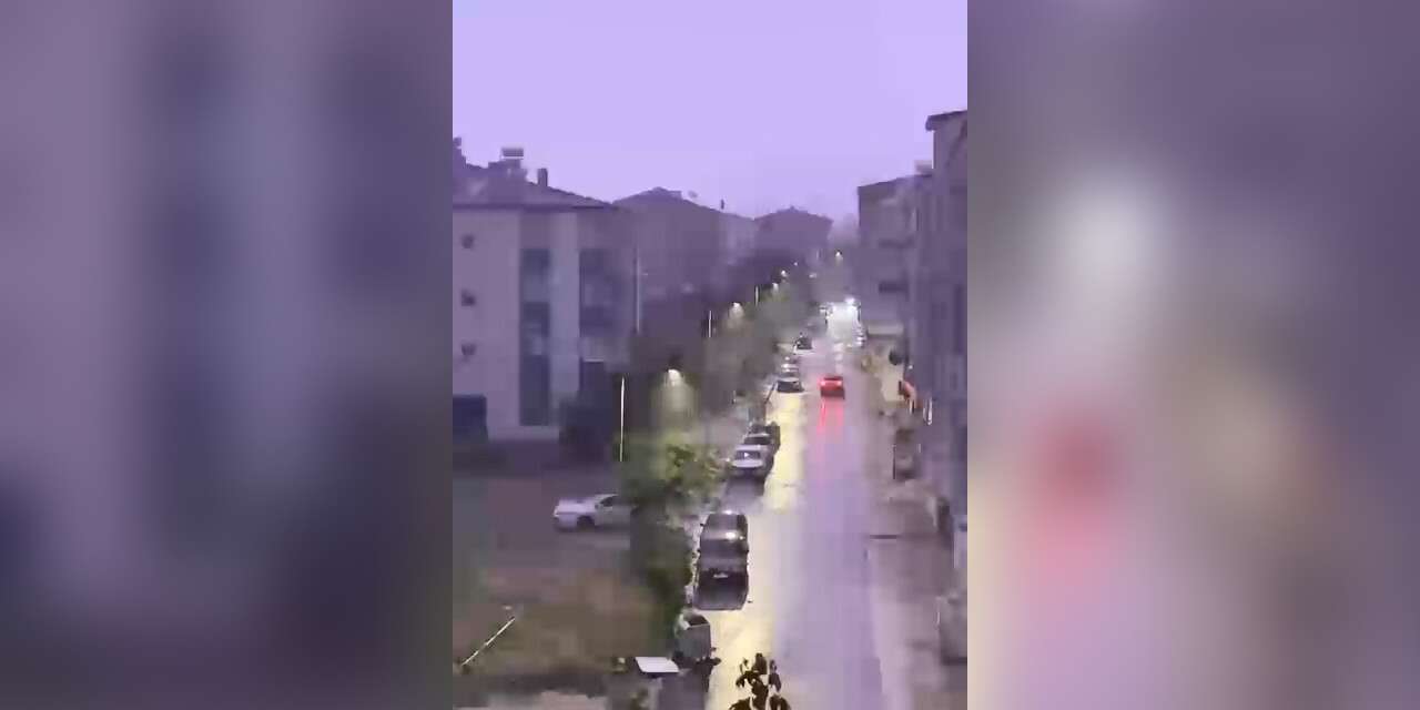 Elazığ’da şimşekler geceyi aydınlattı