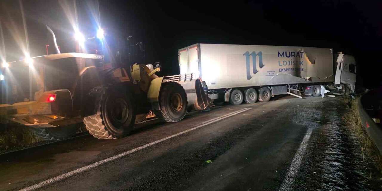 Van-Hakkari yolunda tır kazası, trafik durdu