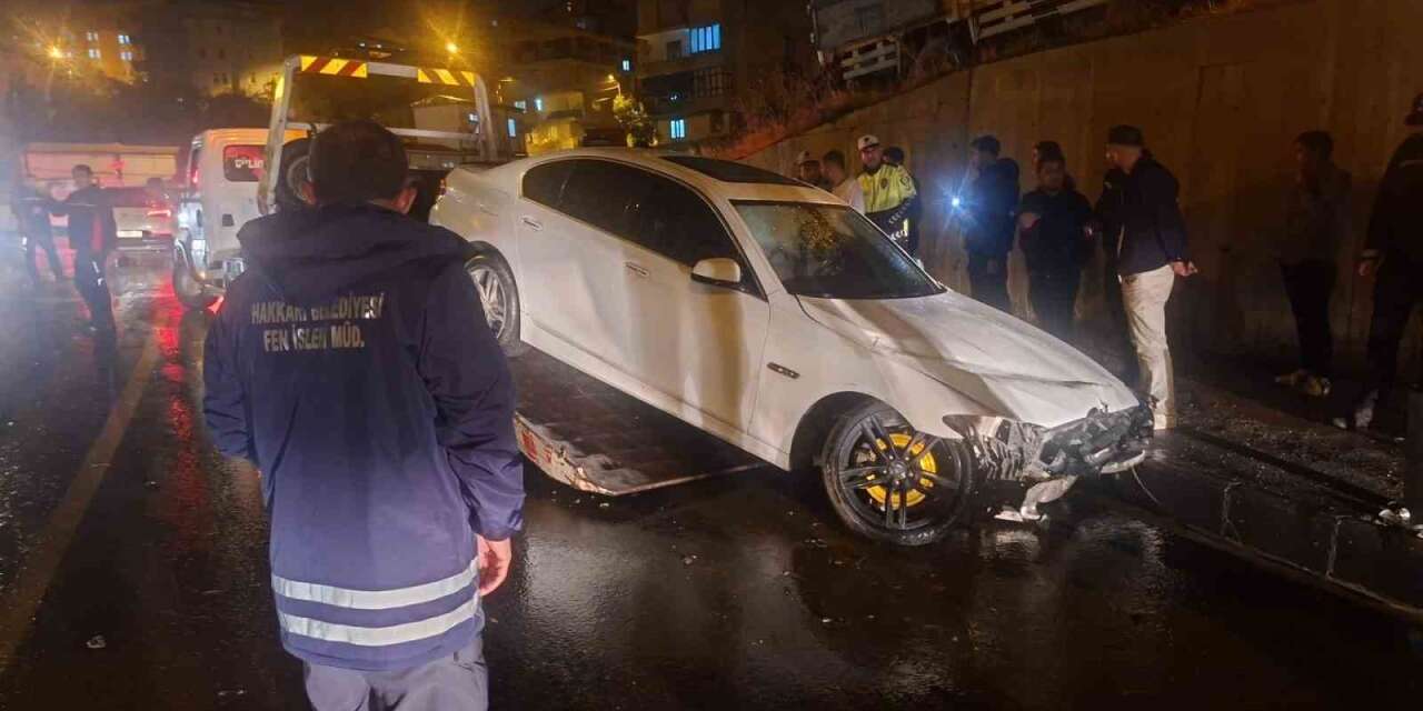 Hakkari’de otomobil tabelaya çarptı: 1 yaralı