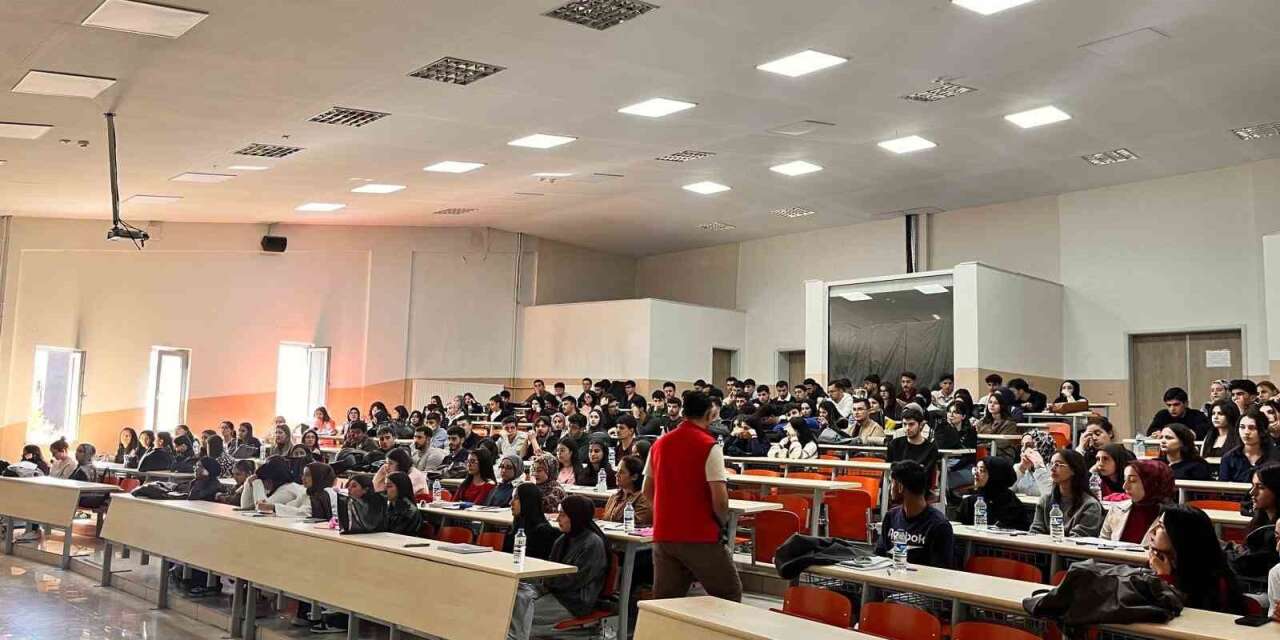 Kars’ta bin 985 üniversite öğrencisine "El Ele Güvenli Geleceğe" semineri