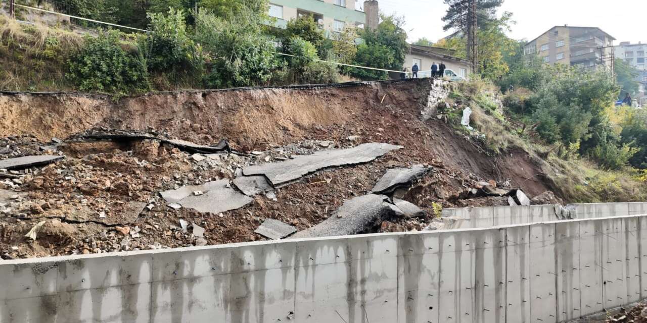 Bitlis’te yol yağışlara dayanamadı