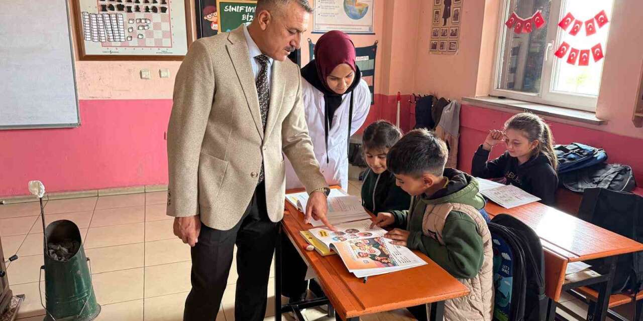 Patnos Gazeteciler Cemiyeti’nden öğrencilerine çanta ve kırtasiye desteği