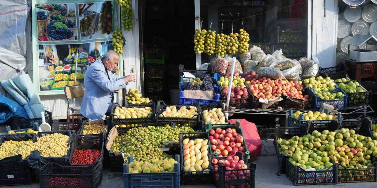 Muş’ta 40 yıllık gelenek: Güz armutlarını ipe dizerek saklıyor