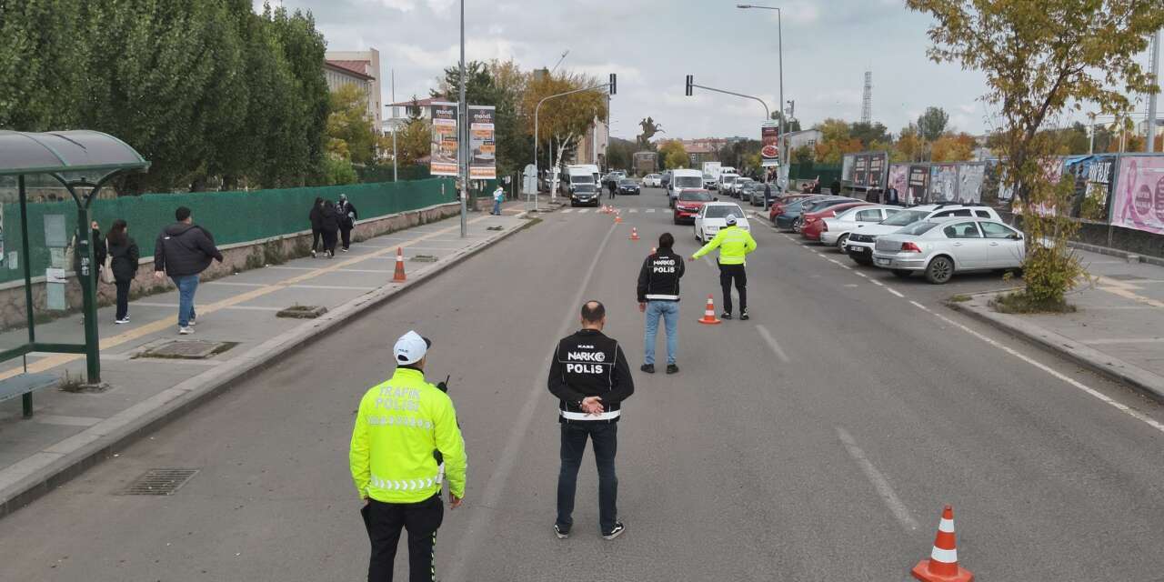 Kars’ta Okul Çevreleri ve Şehir Girişlerinde Sıkı Güvenlik Denetimi!
