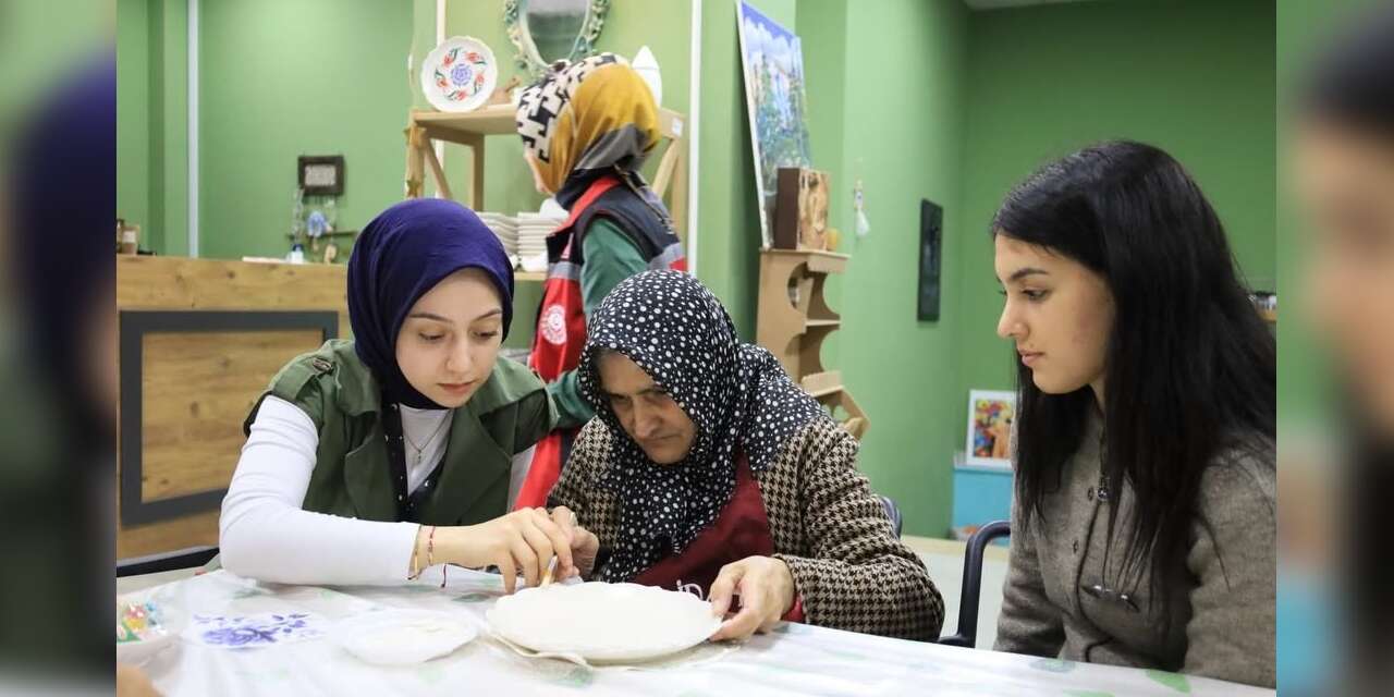 Erzincan’da gençler ve yaşlılar sanat etkinliğinde buluştu