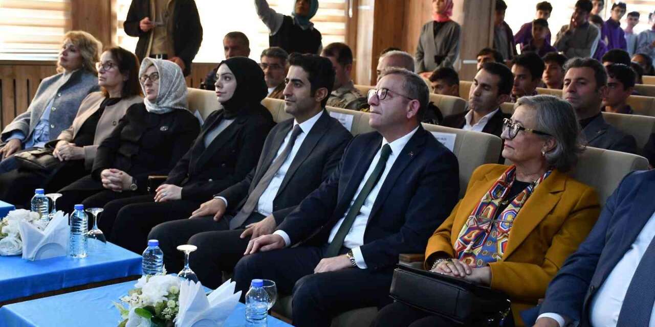 Sarıkamış’ta Fen Lisesi’ne "Yaşayan Kütüphane" kazandırıldı