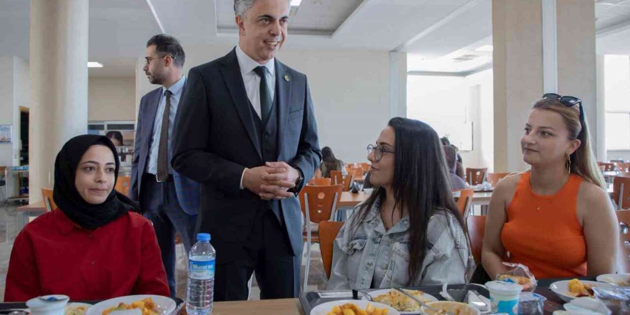 EBYÜ Rektörü Kuyrukluyıldız öğrencilerle bir araya geldi