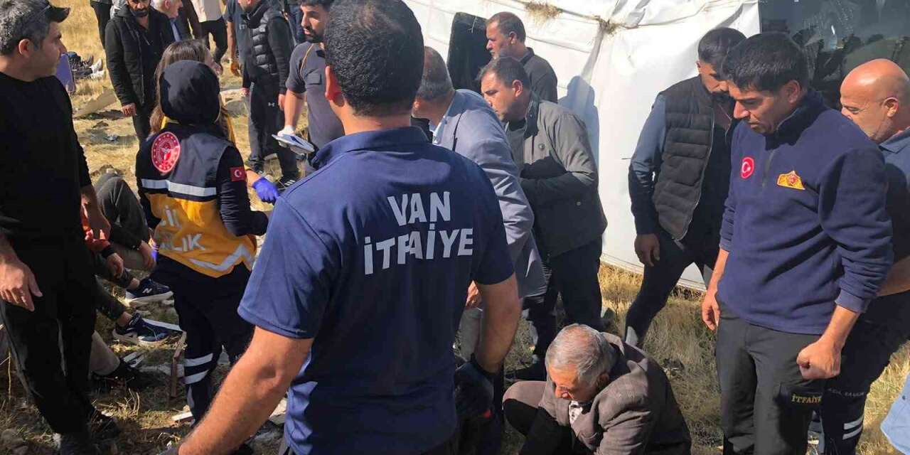 Van’da tır yolcu minibüsü ile çarpıştı: 11 yaralı