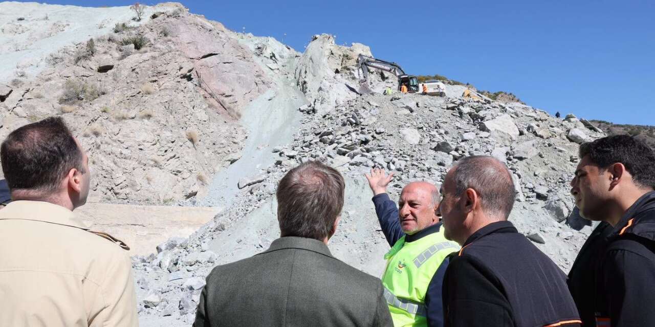 Erzincan’da heyelan nedeniyle demir yolu ve kara yolunda yürütülen çalışmalar incelendi