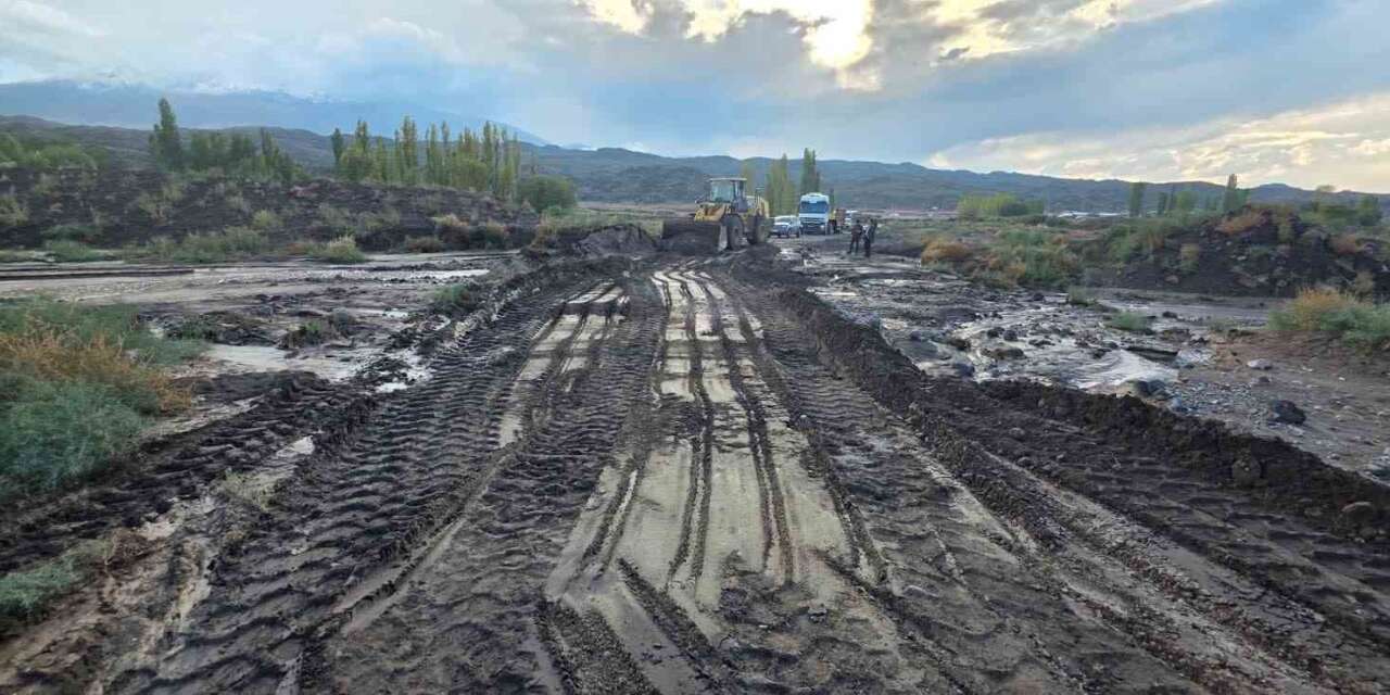 Iğdır’da şiddetli yağışın zarar verdiği köy yollarında çalışma başlatıldı