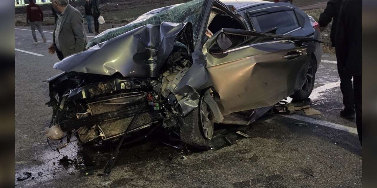 Karlıova’da otomobil direğe çarptı: 3 yaralı