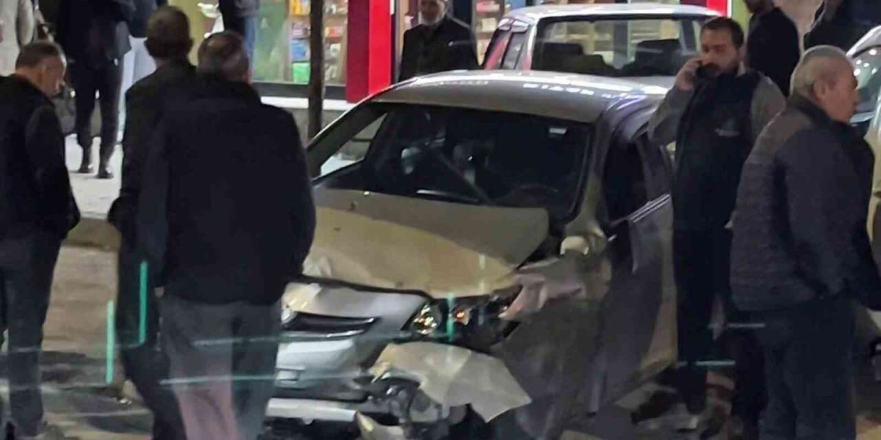 Erzurum’da otomobilin direksiyonu kilitlendi, 3 araç birbirine girdi: 1 yaralı