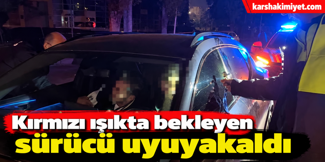 Kırmızı ışıkta bekleyen sürücü uyuyakaldı