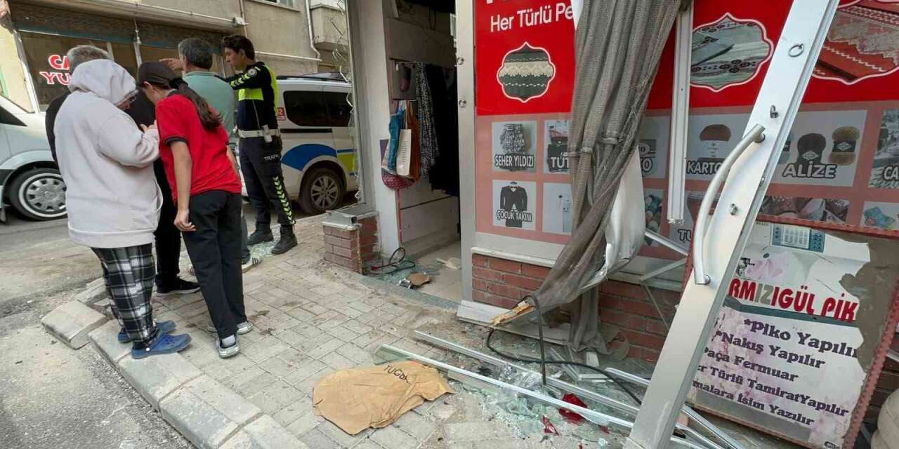 Yolcu minibüsü ile çarpışan ticari taksi terzi dükkanına girdi