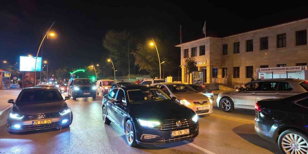 Galatasaray’ın derbi galibiyeti, Erzurum Cumhuriyet Caddesi’nde kutlandı