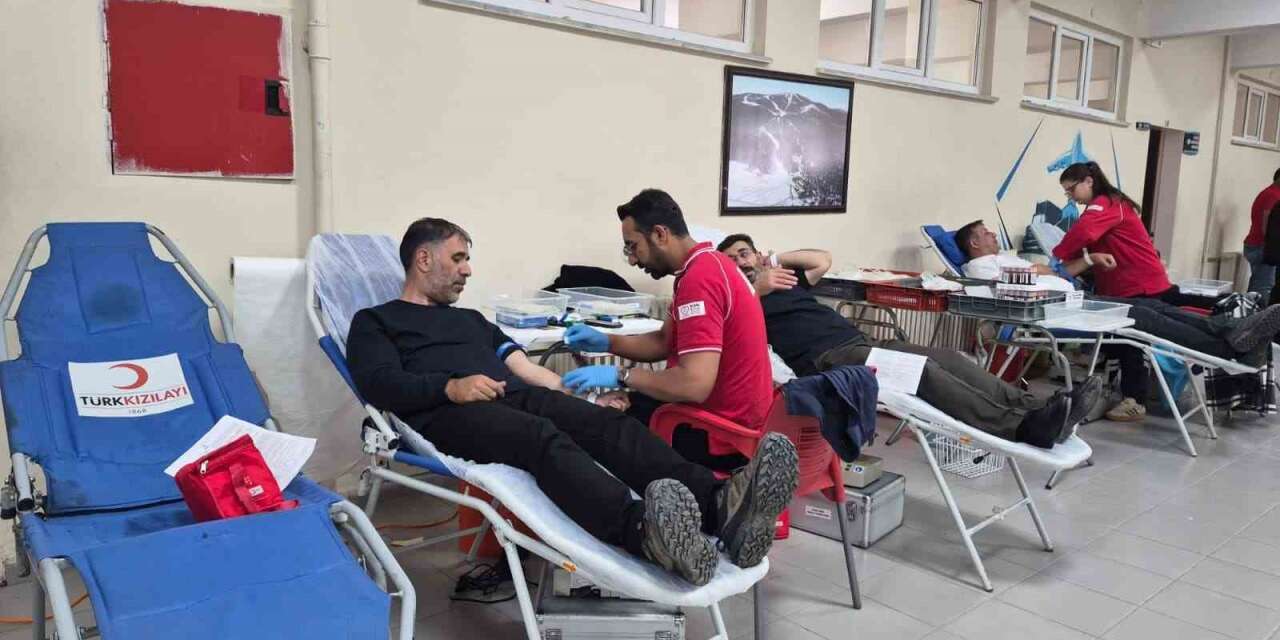 Sarıkamış’ta üniversite öğrencilerinden Kızılay’a kan bağışı desteği