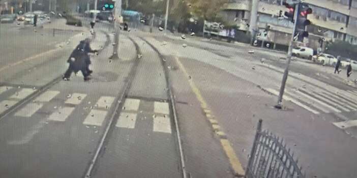 Tramvayın altında kalan kadın hayatını kaybetti