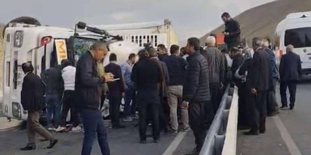 Van yolunda tır devrildi