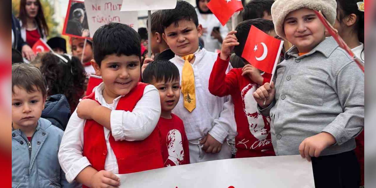 Kars’ta minik yüreklerin Cumhuriyet coşkusu sokaklara taştı
