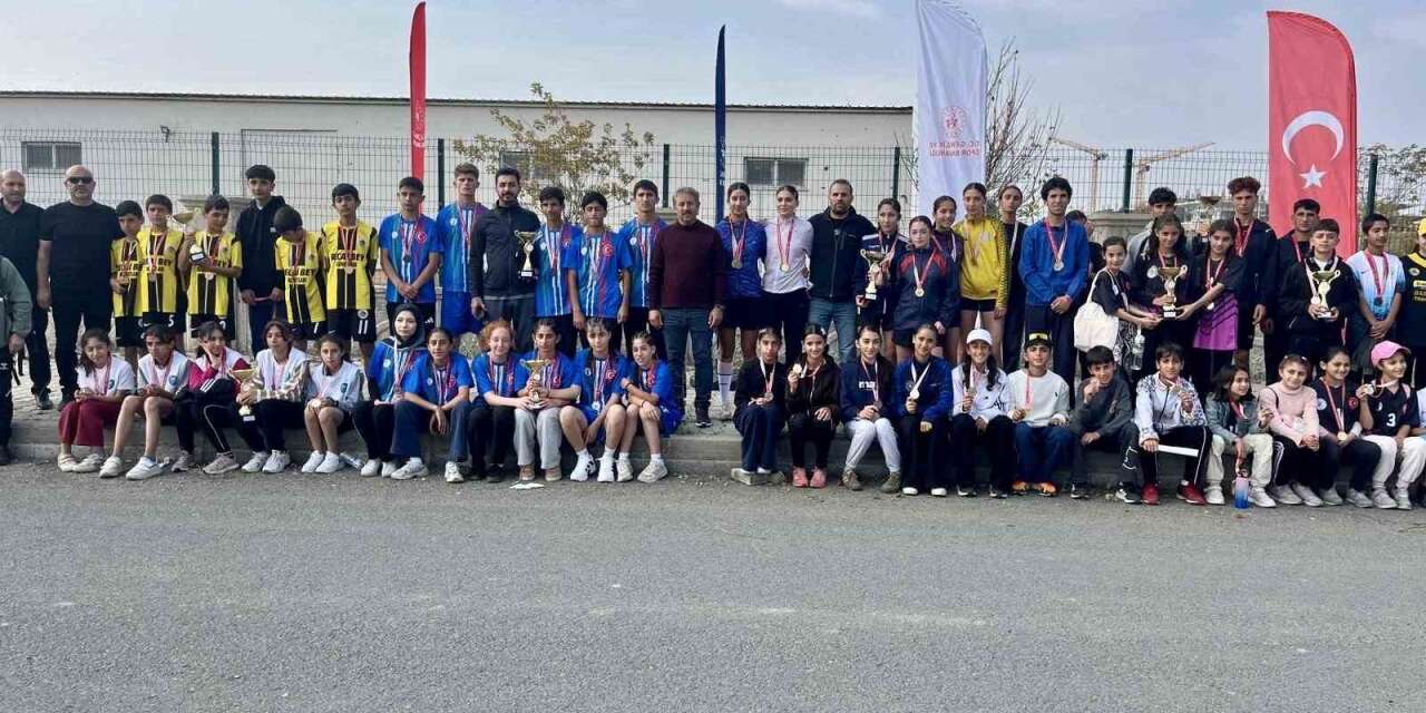 Ağrı’da okul sporları kros müsabakaları tamamlandı