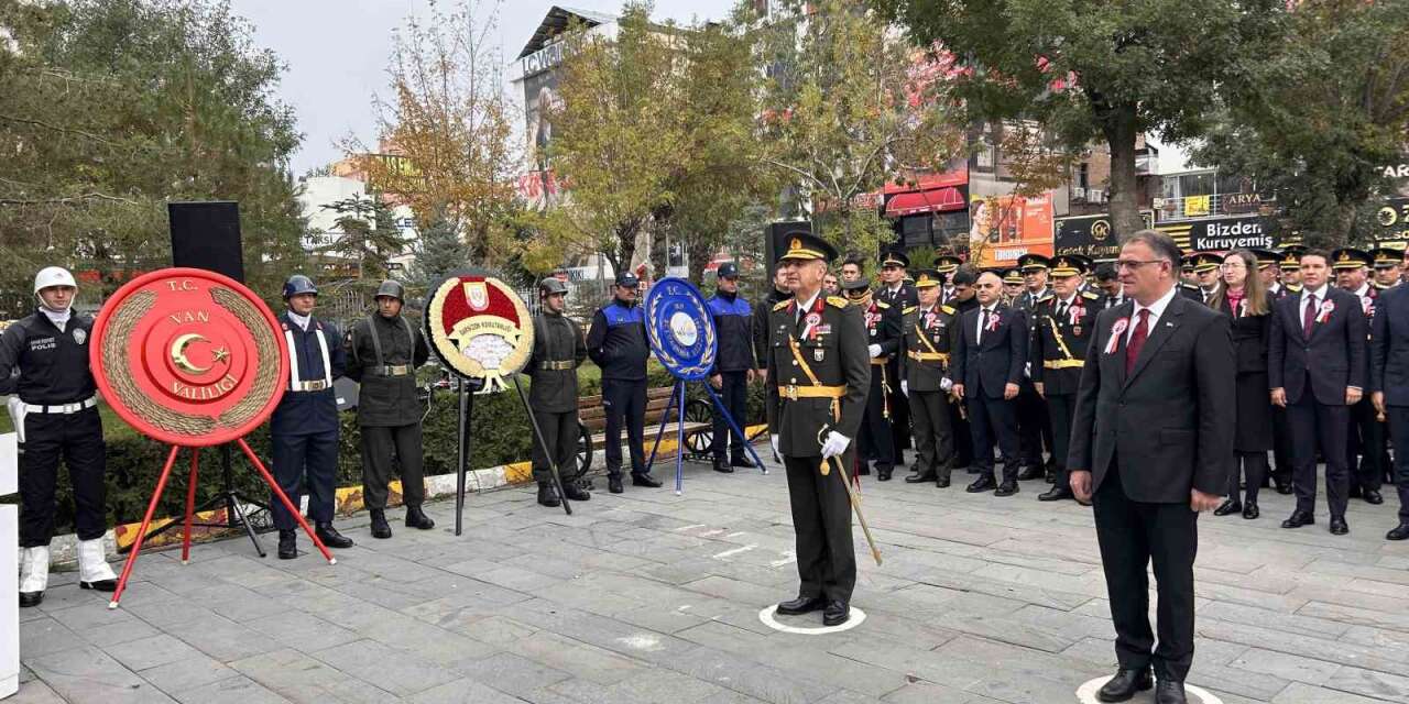 Van’da 29 Ekim Cumhuriyet Bayramı için çelenk sunma töreni düzenlendi