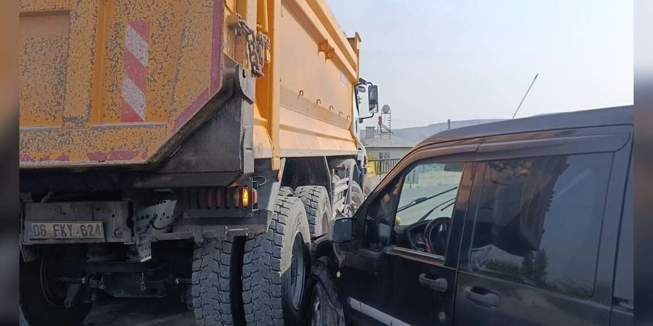 Tuzluca’da kamyon ile hafif ticari araç çarpıştı