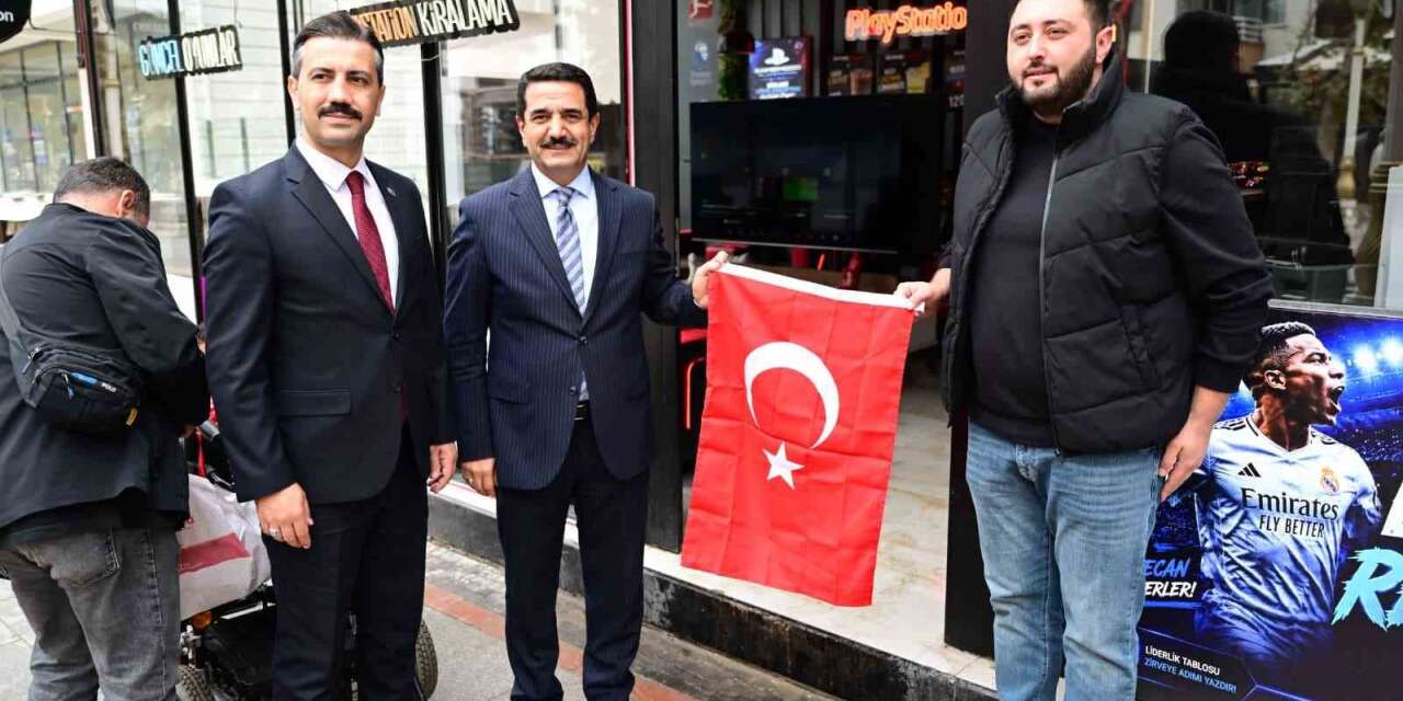 Başkan Taşkın’dan vatandaşlara Türk bayrağı hediyesi