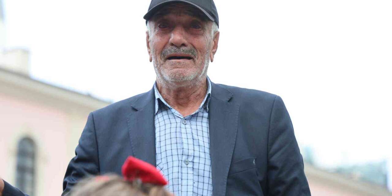 Anaokulu öğrencileri "Ölürüm Türkiyem" şarkısını söyledi, yaşlı adam gözyaşı döktü