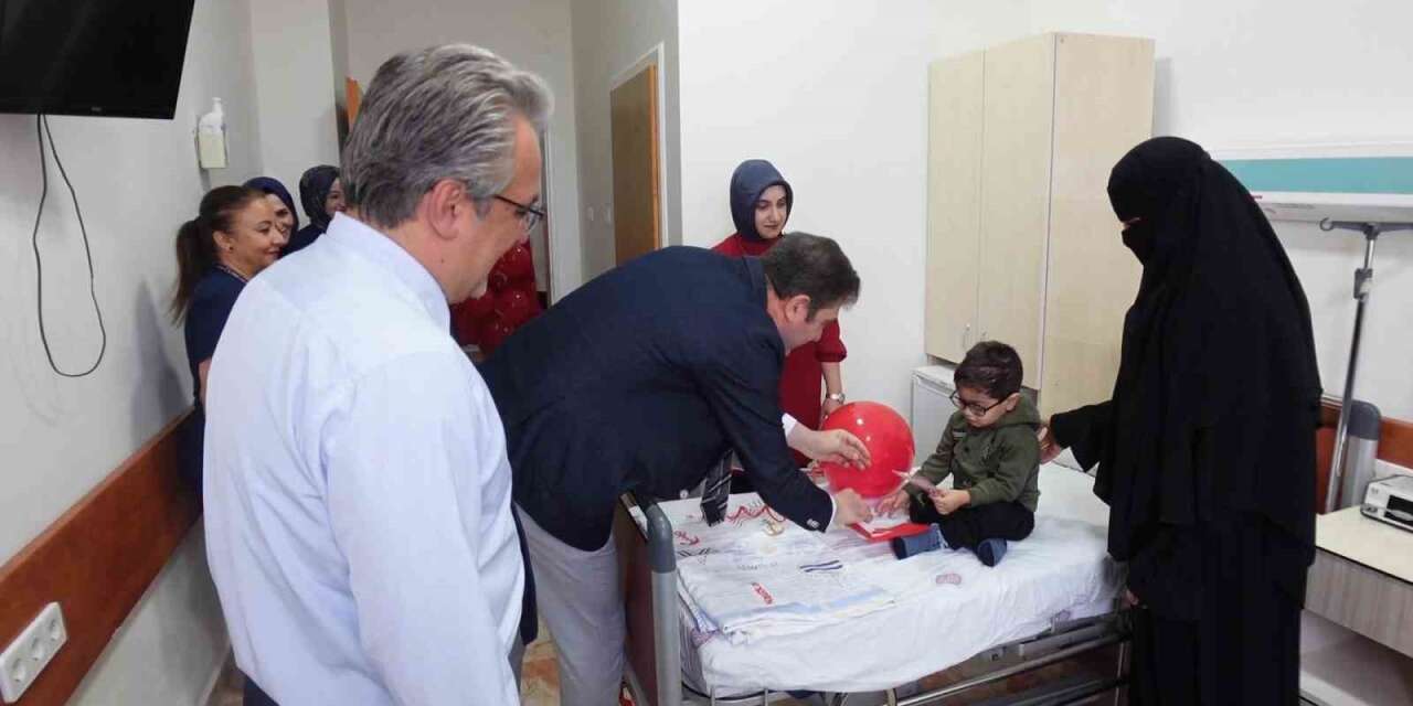 Fırat Üniversitesi Hastanesi’nde minik hastalara 29 Ekim sürprizi