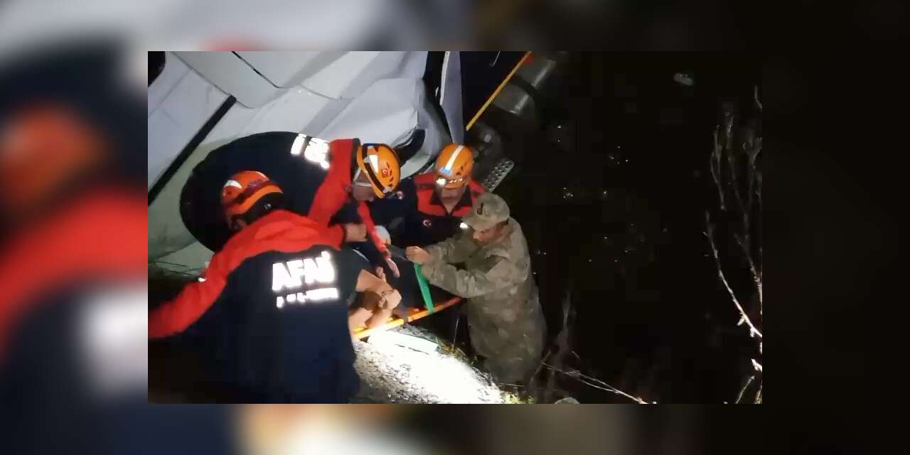 Elazığ’da tır şarampole uçtu: 2 yaralı