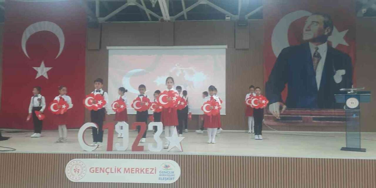 Eleşkirt’te 29 Ekim Cumhuriyet Bayramı coşkusu: Miniklerin gösterileri beğeni topladı