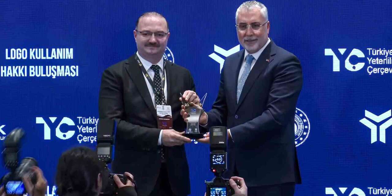 Atatürk Üniversitesi, TYÇ logo kullanımında zirvedeki yerini bakan Işıkhan tarafından verilen ödülle taçlandırdı