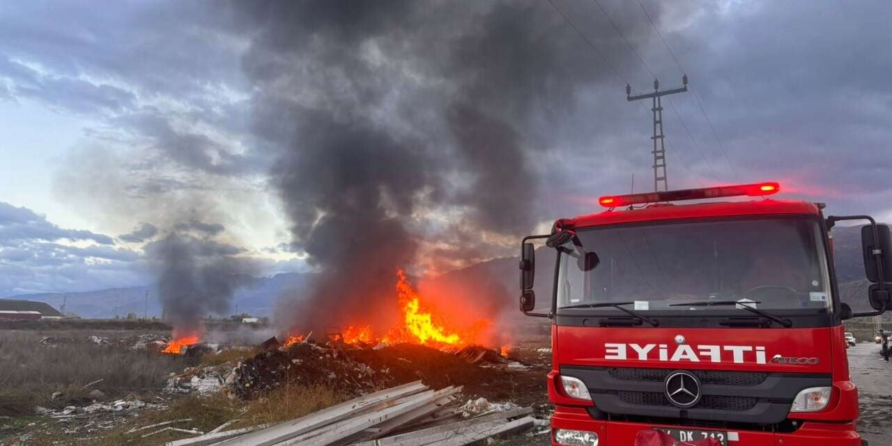 Erzincan’da hurdalık yangını