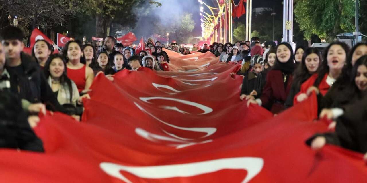 Erzincan’da bayrak yürüyüşü