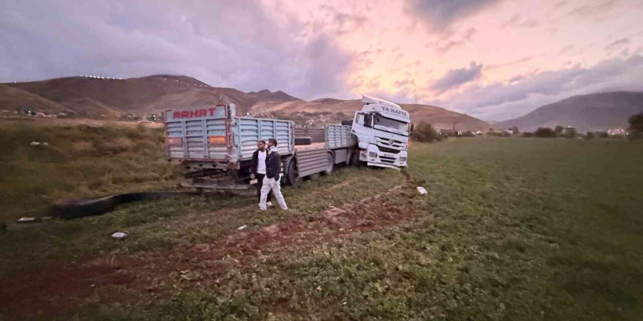 Van’da tır şarampole yuvarlandı: 2 yaralı