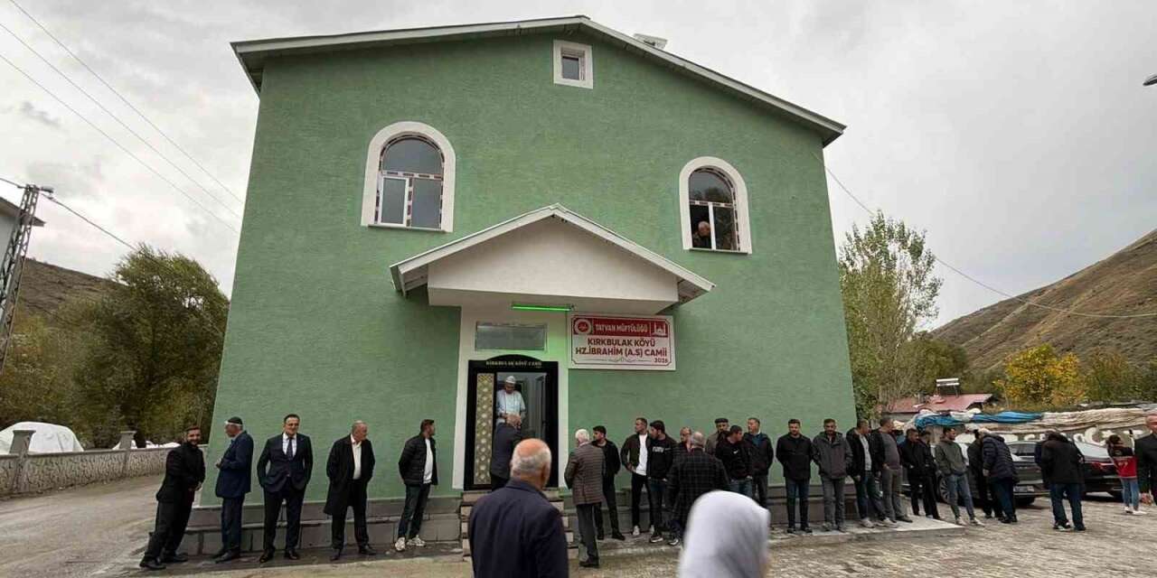 Tatvan’da hayırseverlerin desteğiyle yapılan cami ibadete açıldı