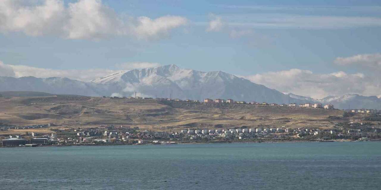 Van’da beyaz zirveler ile gölün maviliği aynı karede buluştu