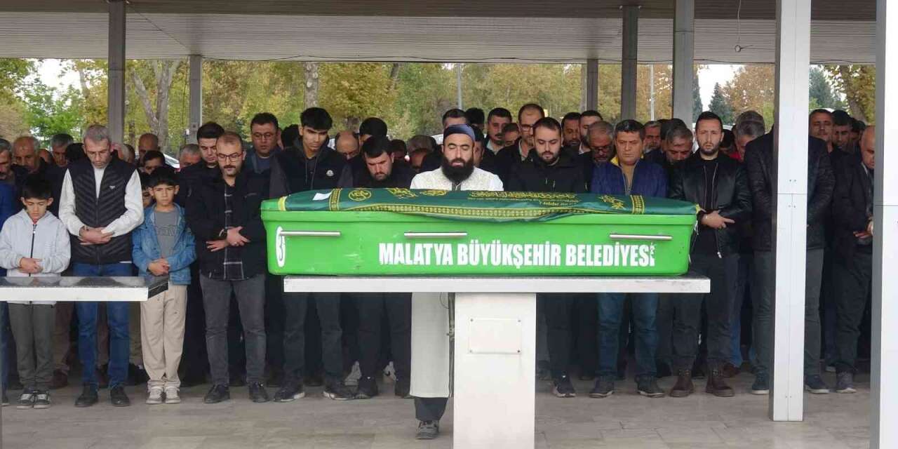 Bisiklet kazasında hayatını kaybeden adliye çalışanı Malatya’da defnedildi