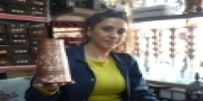 Kadın bakır ustası erkeklere taş çıkartıyor