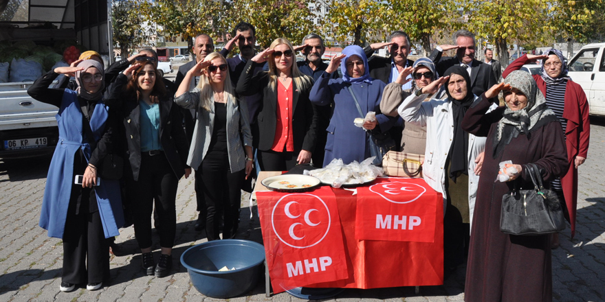 Kars MHP Kadın Kolları şehitler için helva dağıttı