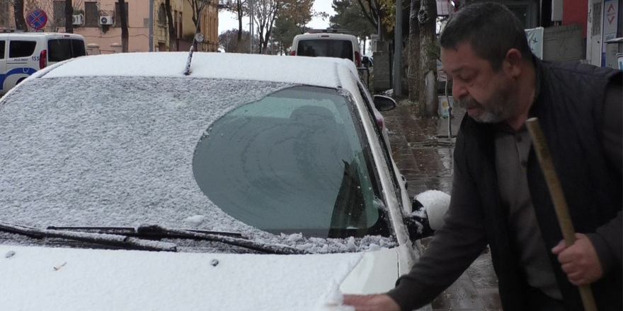 Kars merkeze mevsimin ilk karı yağdı