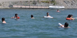 Kars’ta sıcaktan bunalanlar Çıldır Gölü’nde serinliyor